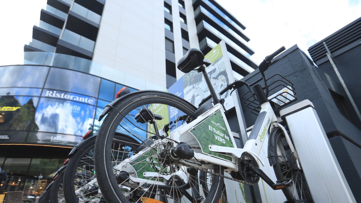 Bicicletes de Cicland aparcades en una estació.