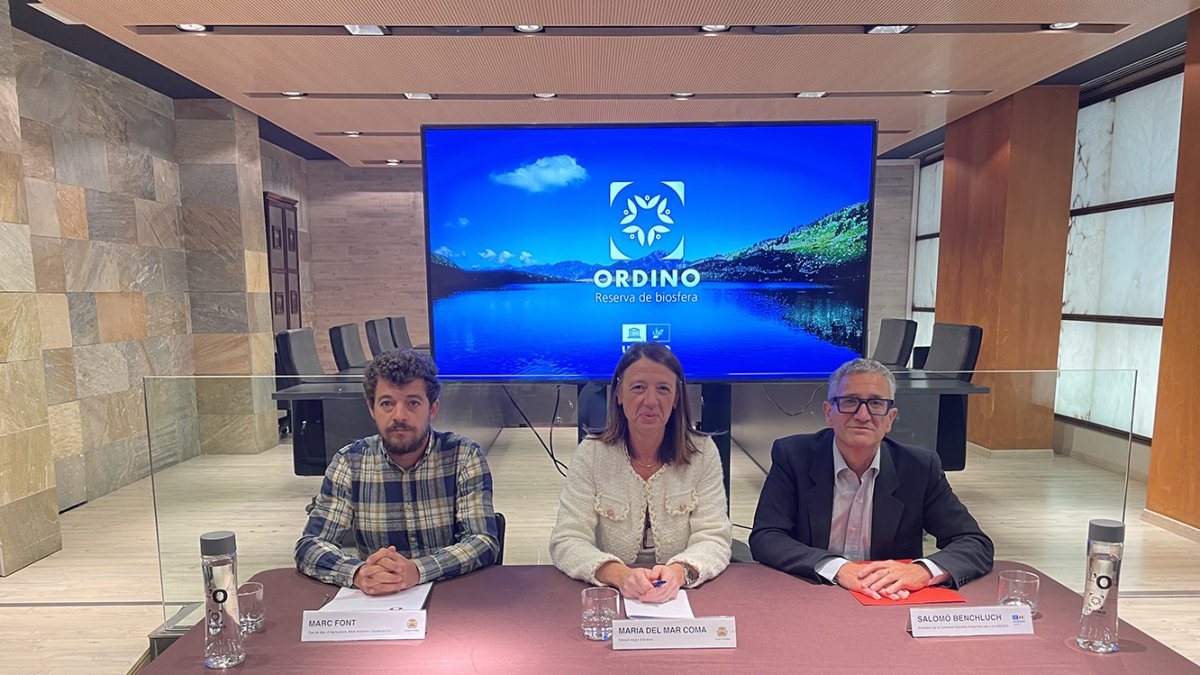 El cap del Departament d'Agricultura del comú, Marc Font,  la cònsol major d’Ordino, Maria del Mar Coma, i el president de la Comissió Nacional Andorrana per a la Unesco, Salomó Benchluch, durant a presentació del II Seminari Reserves de la Biosfera.