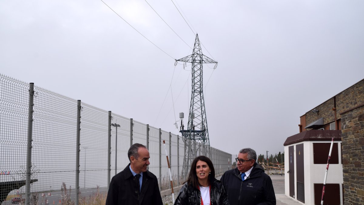 El director de FEDA, Albert Moles, amb la cònsol major d'Encamp, Laura Mas, i el cònsol major de Canillo, Jordi Alcobé, a l'Estació transformadora i repartidora de Grau Roig