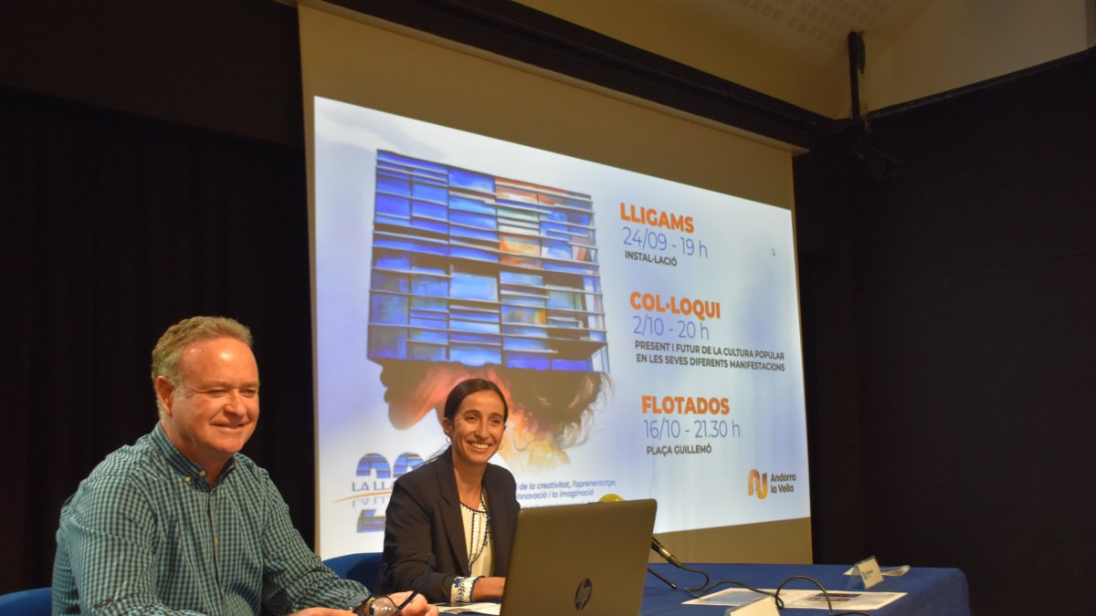 El cap de l'àrea de Cultura del comú d'Andorra la Vella, Jan Cartes, i la cònsol menor, Olalla Losada, en la presentació dels actes programats per celebrar els 20 anys de la Llacuna