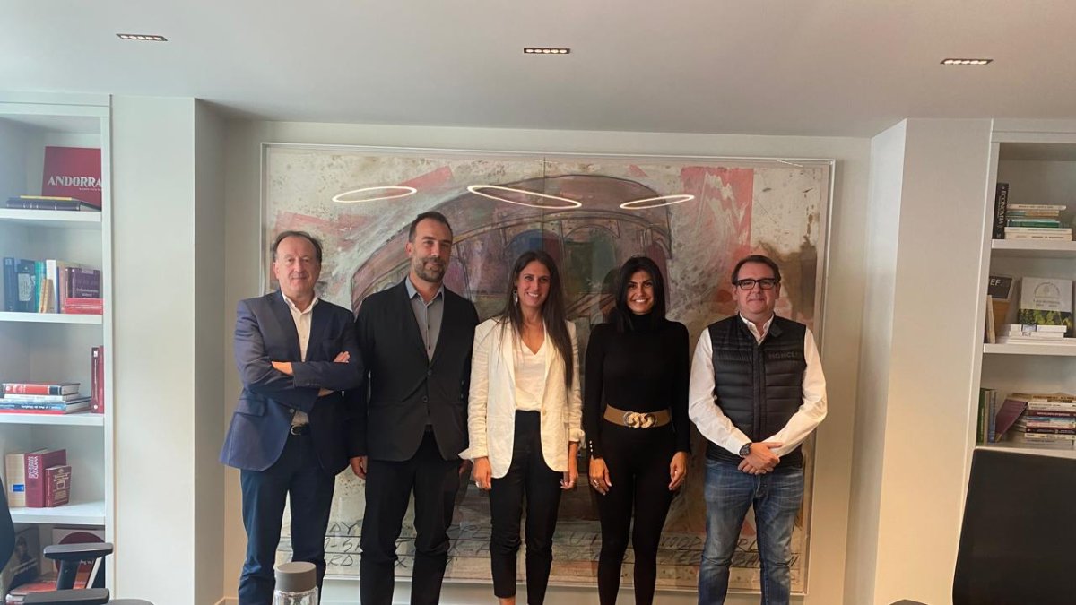 La presidenta d’Andorra Endavant, Carine Montaner, acompanyada per la vicepresidenta del grup parlamentari, Noemí Amador, i el president de l'EFA, Daniel Armengol; la vicepresidenta, Susanna Roca, i el secretari Daniel Aristot