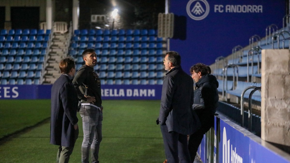 Eder Sarabia conversant amb dirigents del club el curs passat.