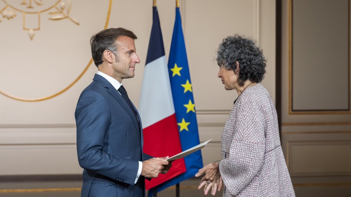 L’ambaixadora entrega les credencials a Macron.