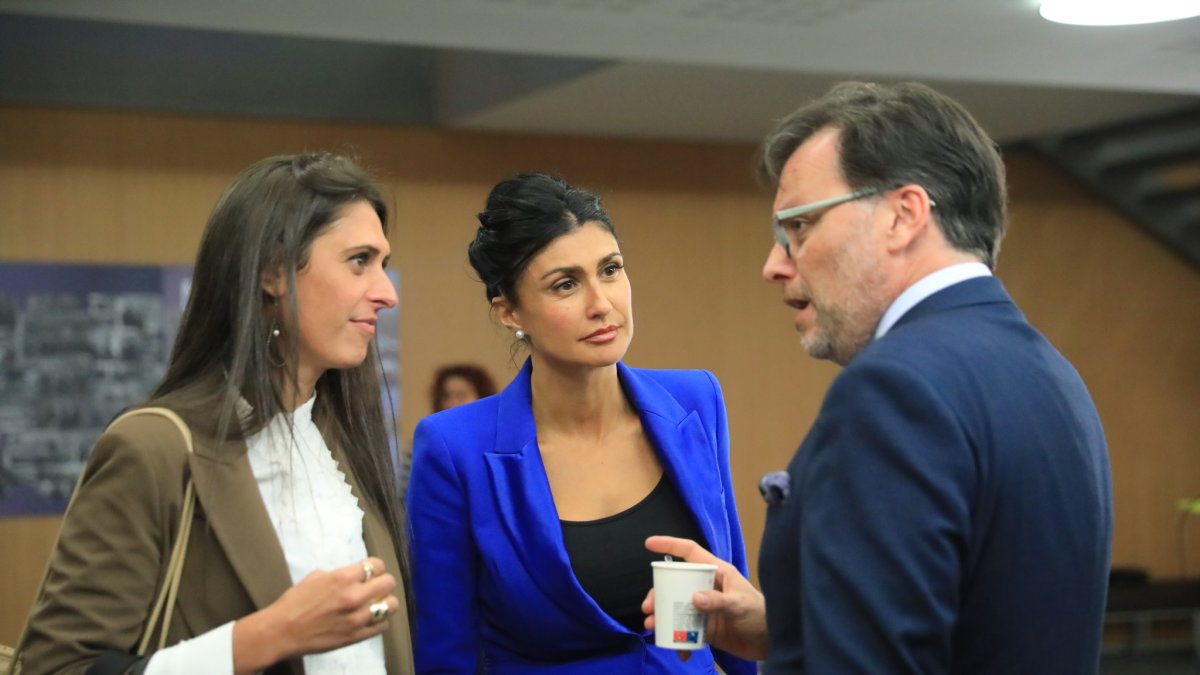 Noemí Amador i Carine Montaner aquesta tarda a la sessió del consell general  
Foto: Fernando Galindo  Diari d'Andorra