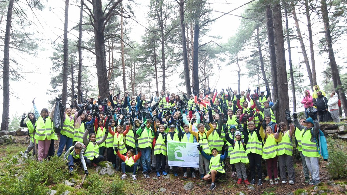 Alumnes participants en la campanya de recollida de residus al medi ambient