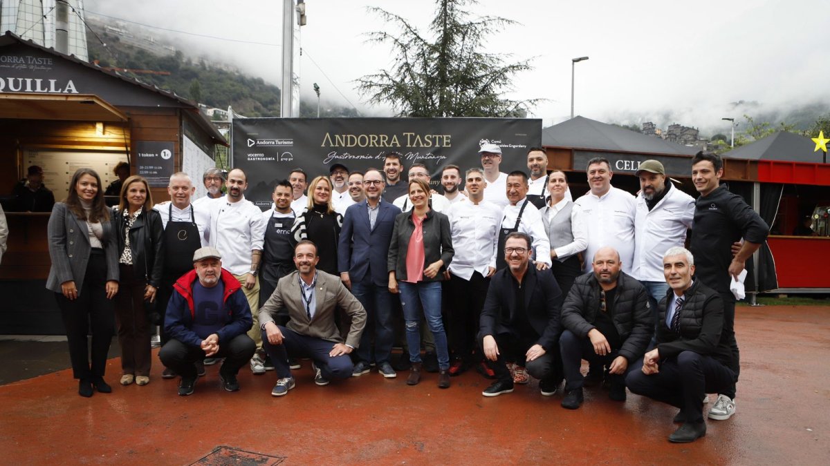 Autoritats polítiques i cuiners de les Jornades Populars de l'Andorra Taste durant la inauguració de l'esdeveniment