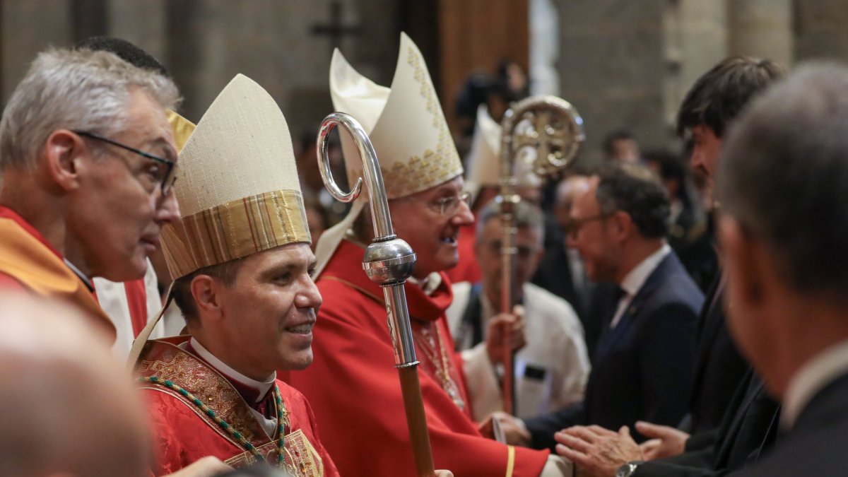 Serrano i Vives saludant a les autoritats al final de la cerimònia