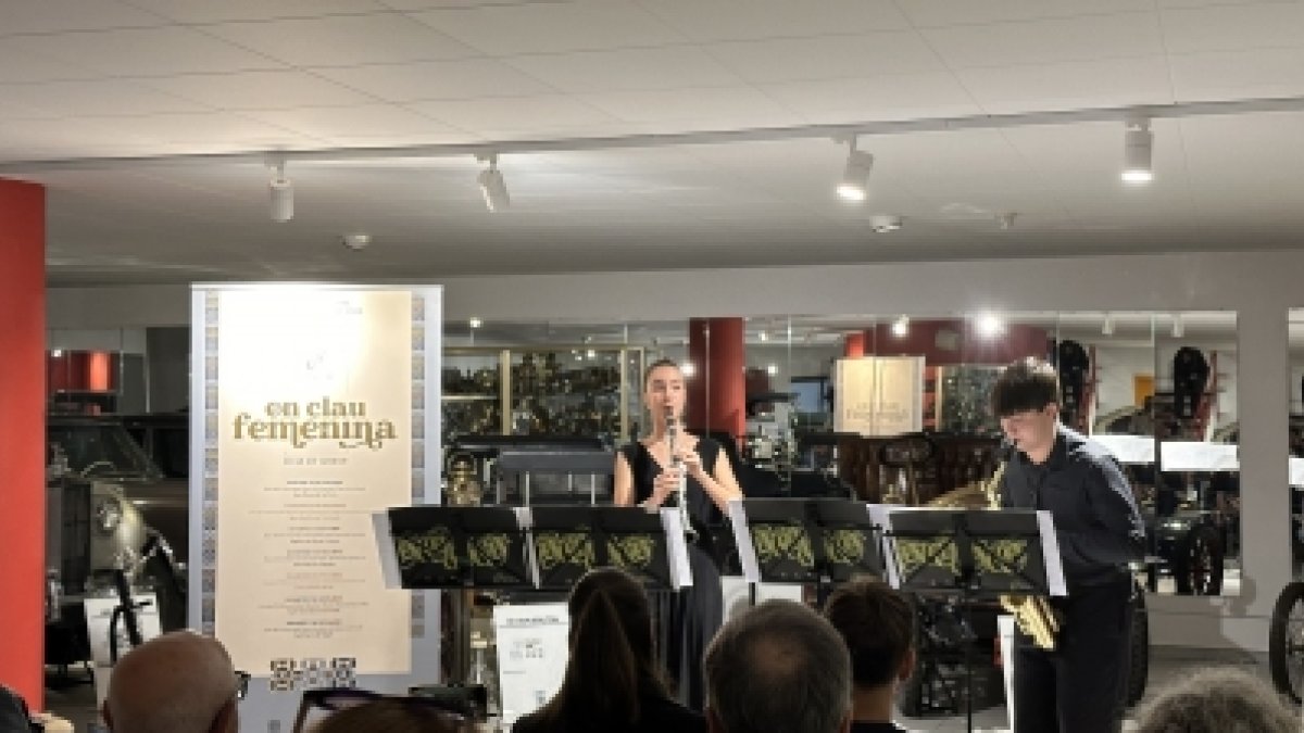 El duet de la Jonca format per Clara Vila (clarinet) i Cesc Joval (saxòfon) durant el primer concert del cicle de tardor 'En clau femenina' de l'ONCA.