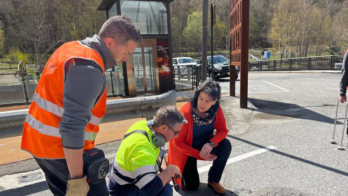 La cònsol de la Massana, Eva Sansa, en un sondeig.