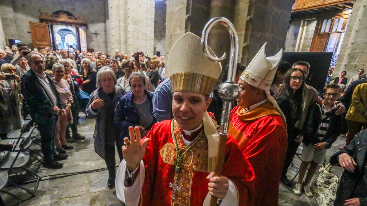 El bisbe coadjutor Josep-Lluís Serrano saluda després de la celebració de l’ordenació.