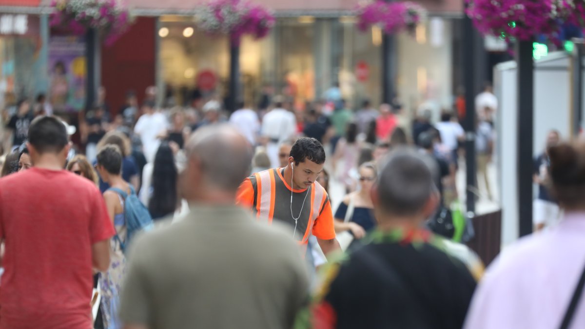 Persones passejant per l’avinguda Meritxell d’Andorra la Vella.