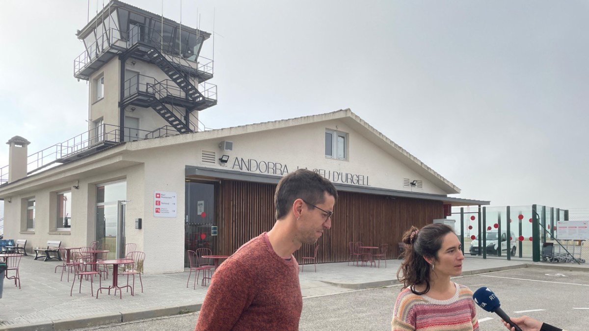 Júlia Leigh Capdevila i Arnau Corberó a l'aeroport