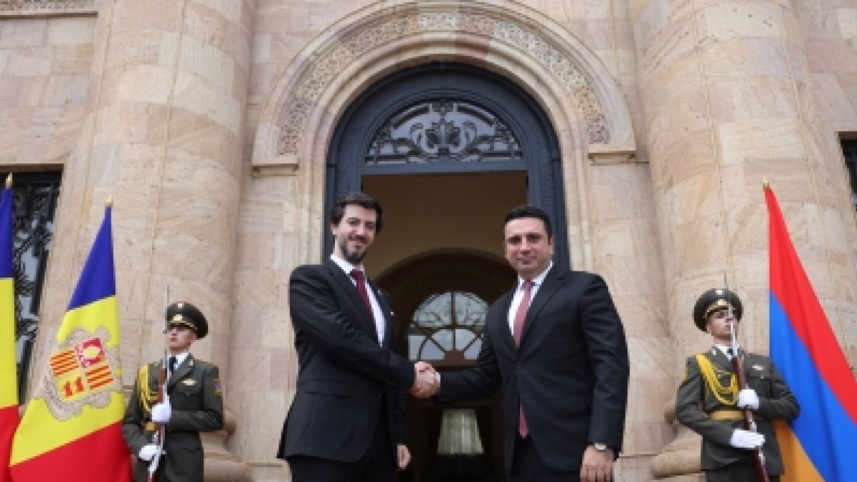 Carles Ensenyat saludant a Alen Simonyan, president de l'Assemblea Nacional d'Armènia.