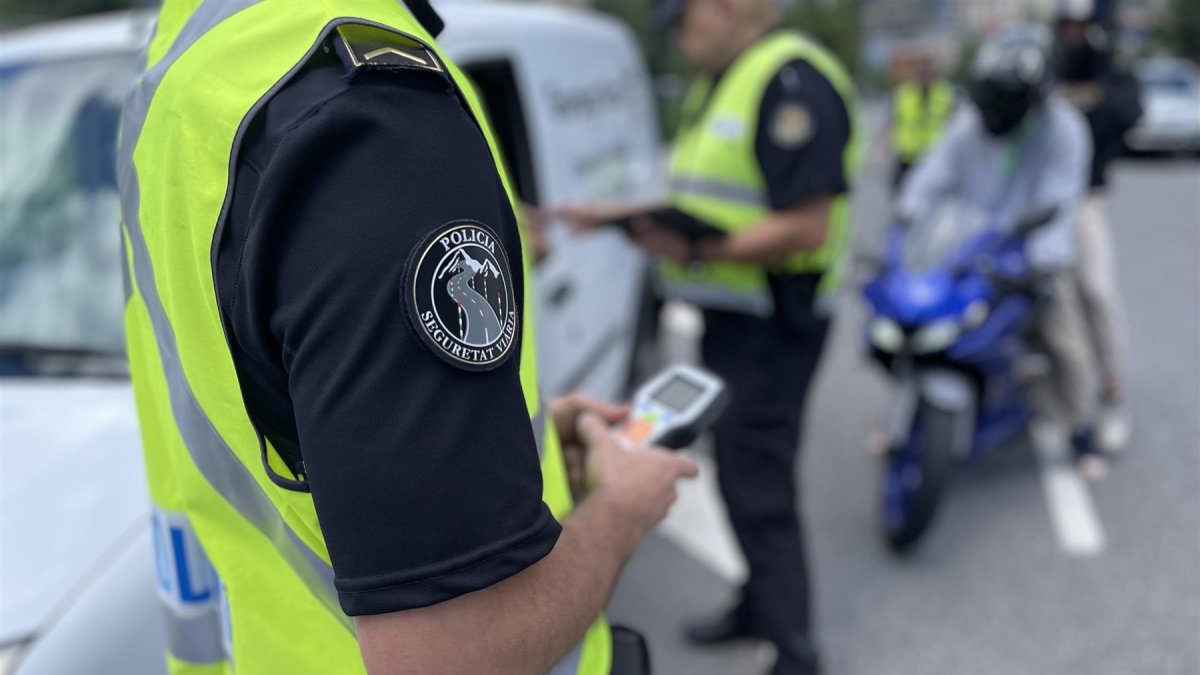 Els agents fent un control d’alcoholèmia.