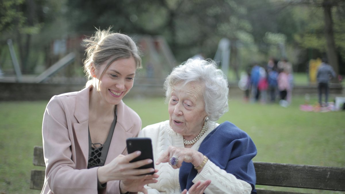 Cada vegada més persones grans s’interessen per l’ús de dispositius