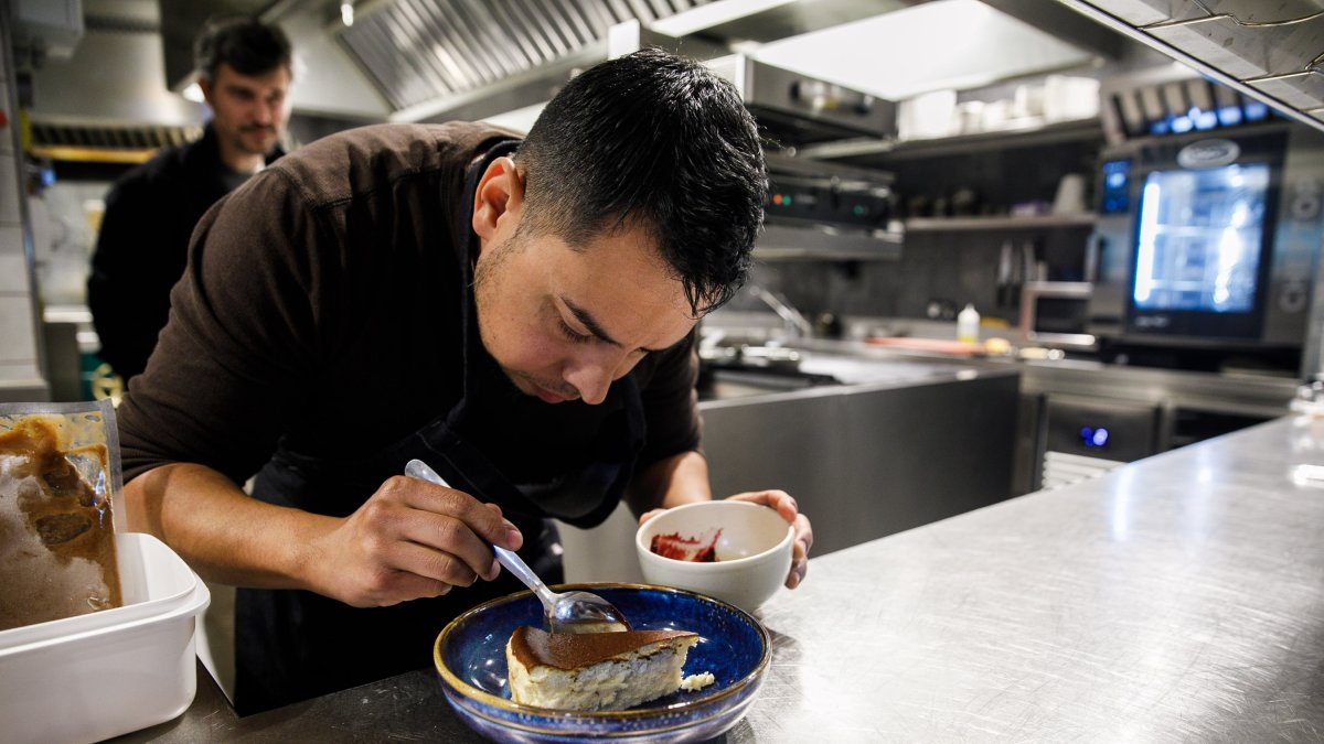 El xef del restaurant Émo preparant un plat en la presentació de les jornades