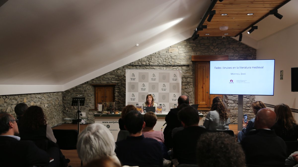 Un moment de la presentació del llibre 'Fades i bruixes en la literatura medieval' de Meritxell Simó