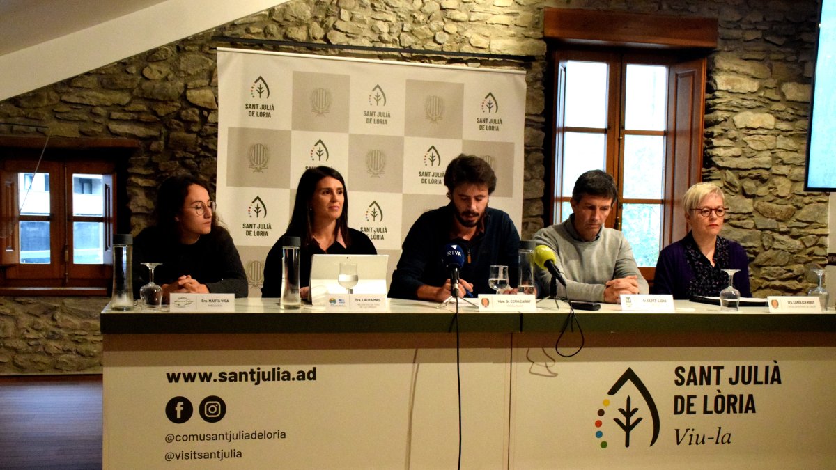 La representant de l’Associació de Ramaders, Marta Visa; la presidenta de torn de la comissió de la vall del Madriu, Laura Mas; el cònsol major de Sant Julià de Lòria, Cerni Cairat; el director general de Naturland, Xabier Ajona; i la cap del departament de Turisme, Canòlich Ribot.