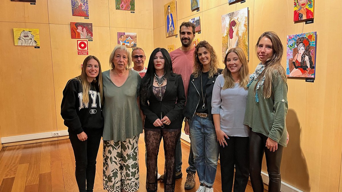 Alejandra Pereyra amb representants de l’empresa organitzadora de la mostra, Expojoc SA.