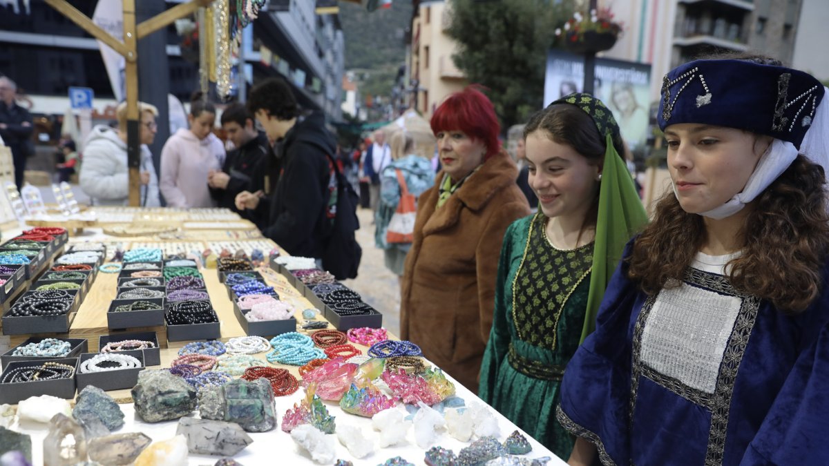 Dues noies amb un vestit medieval en una de les parades del mercat de la fira medieval de Sant Julià