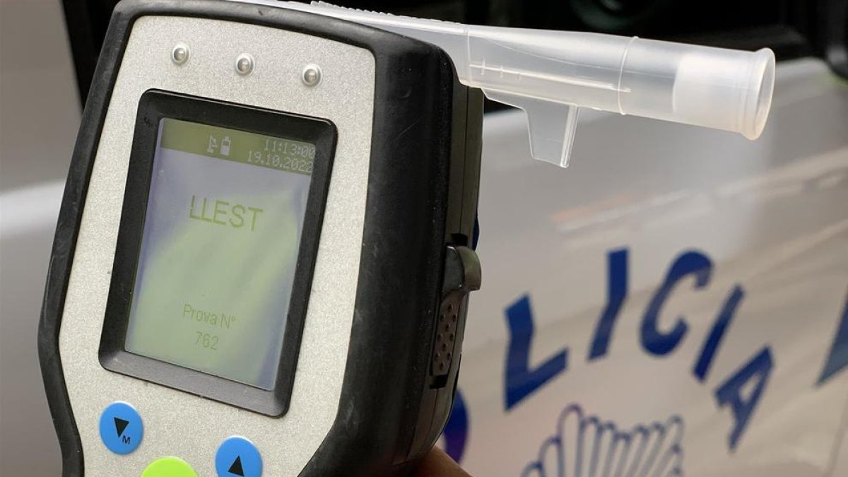 Un test de la policia per fer proves d'alcohol a conductors