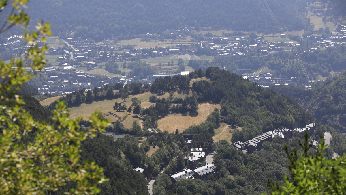 Vista aèria de la Gonarda el 2022, abans de l’inici dels treballs, amb la Massana al fons.