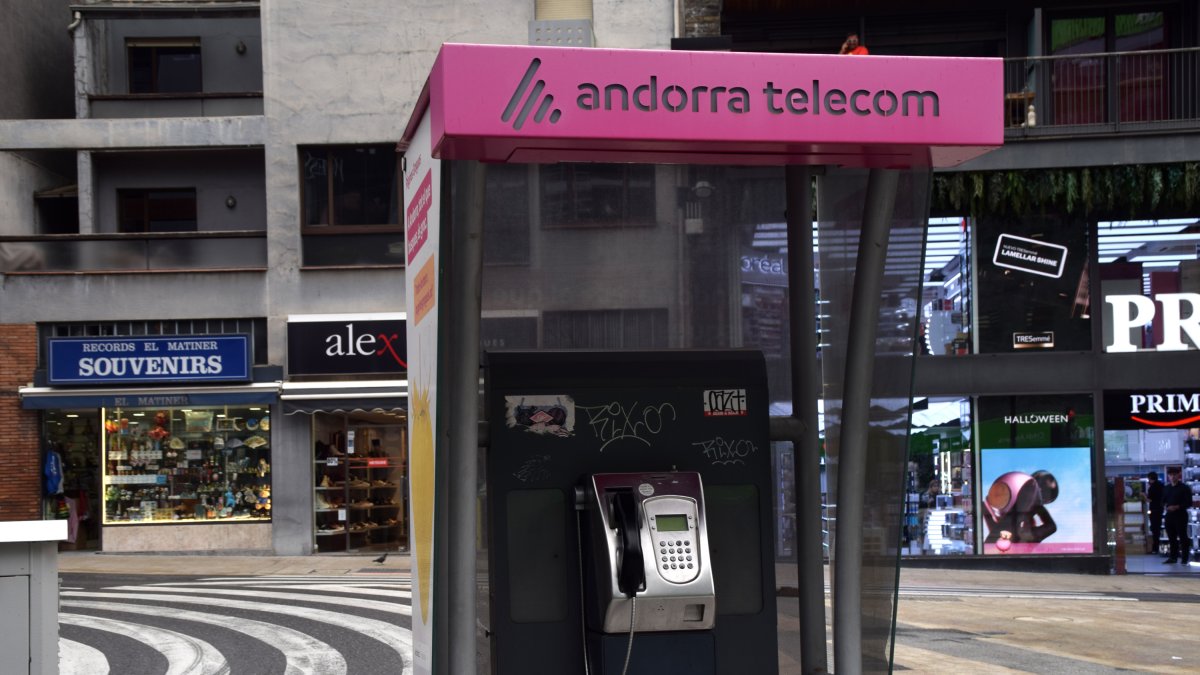 Una cabina telefònica a la capital