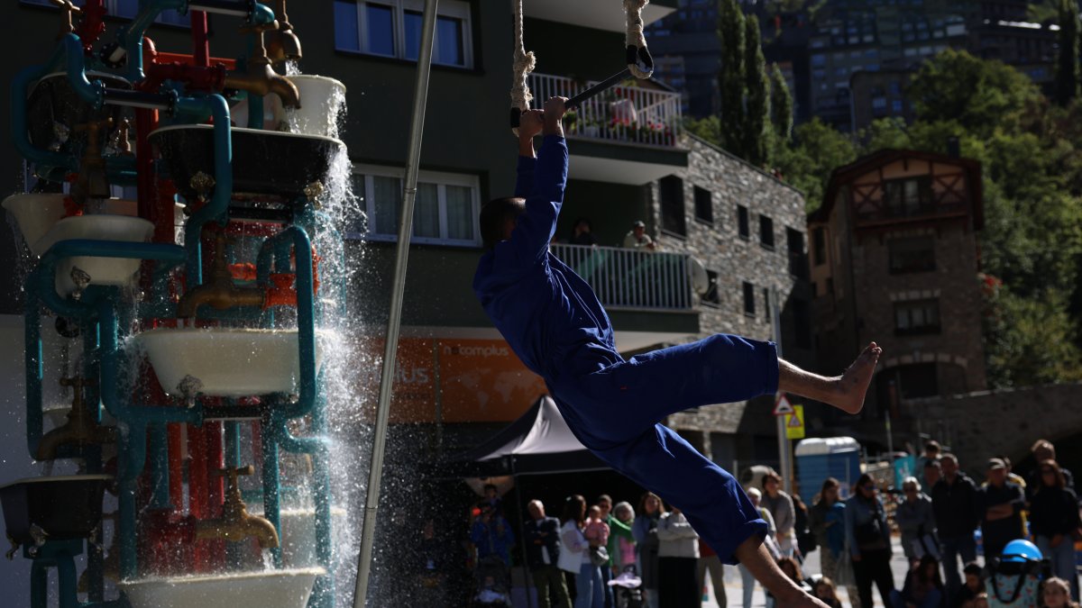 Un moment de l'espectacle 'Aiguaneix' i 'Essència interrompuda' del Caldes Festival