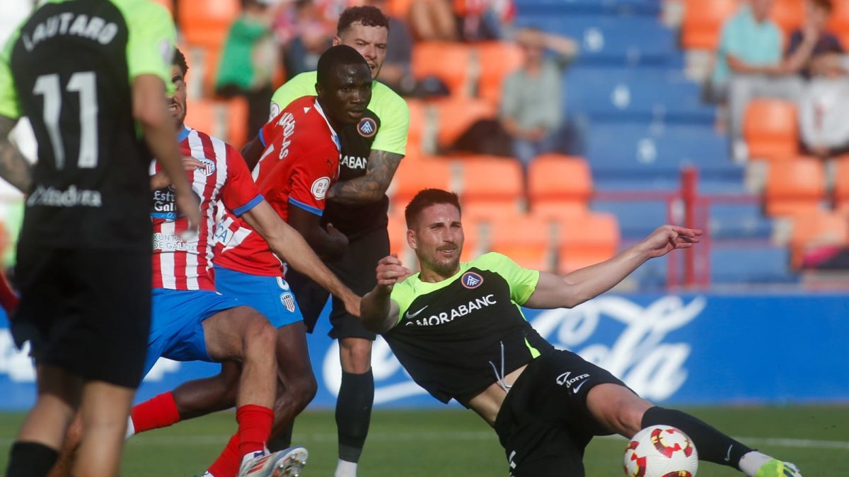 César Morgado en una acció del partit, ahir a Lugo.