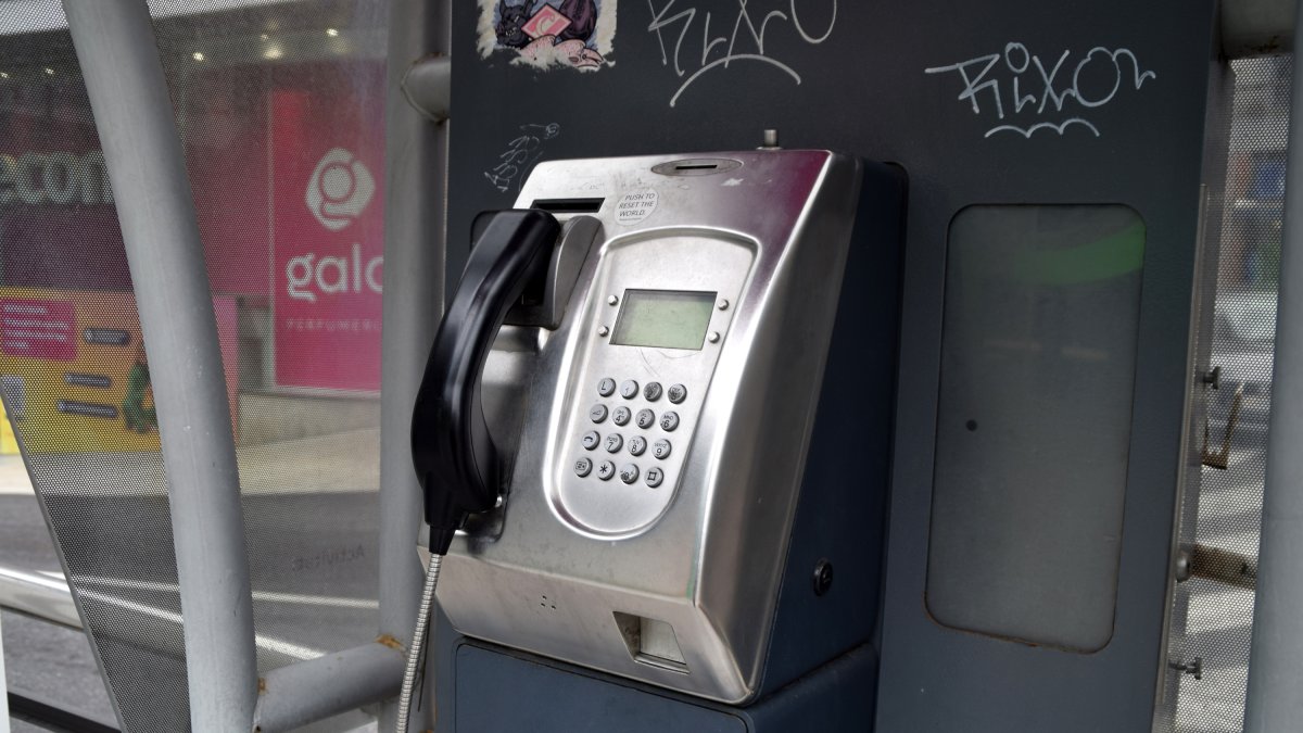 Una de les cabines que encara es poden trobar al centre de la capital.