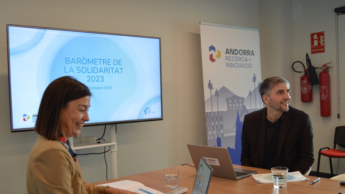 La cap de projectes d’Andtropia, Mercè Miguel, i el director del Grup de Sociologia d’Andorra Recerca i Innovació, Joan Micó, en la roda de premsa de presentació del baròmetre de la solidaritat