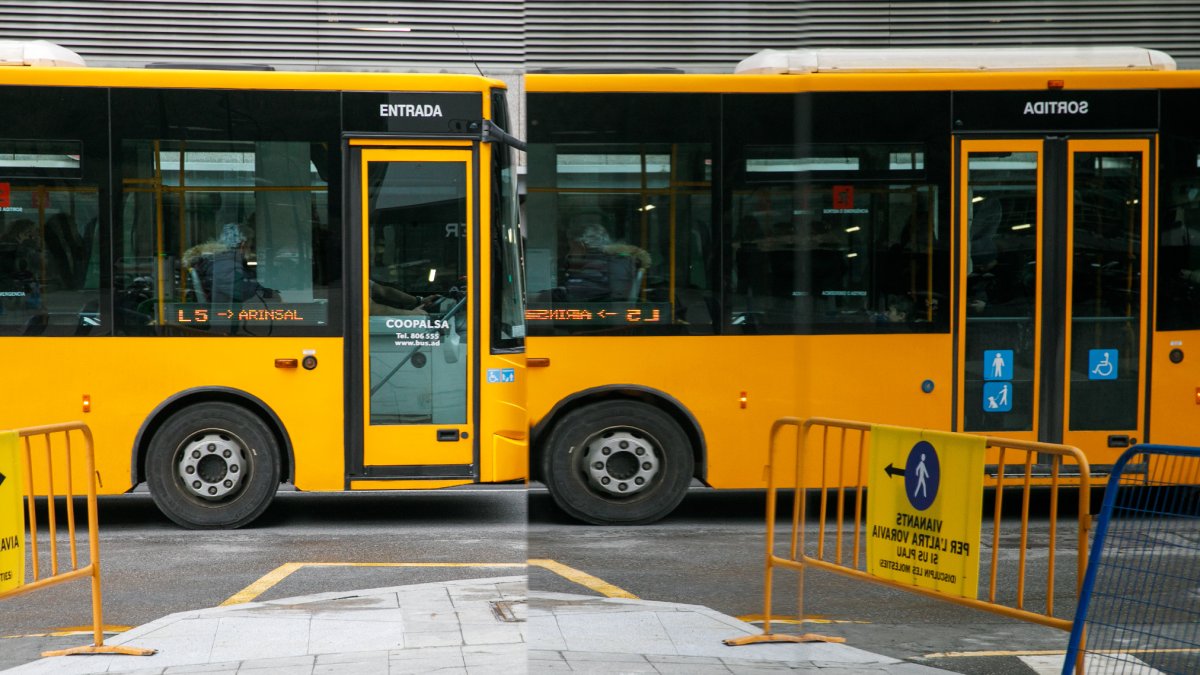 Un autobús circulant per Prat de la Creu.