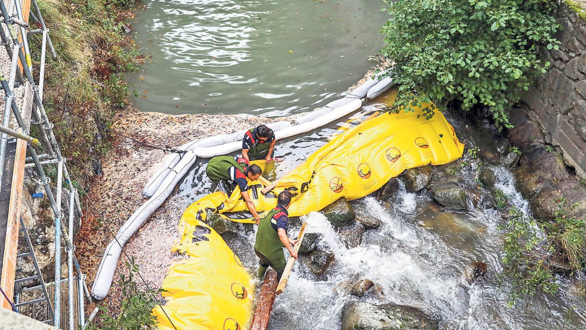 Operaris treballant en el vessament d'hidrocarburs al pont de la Tosca