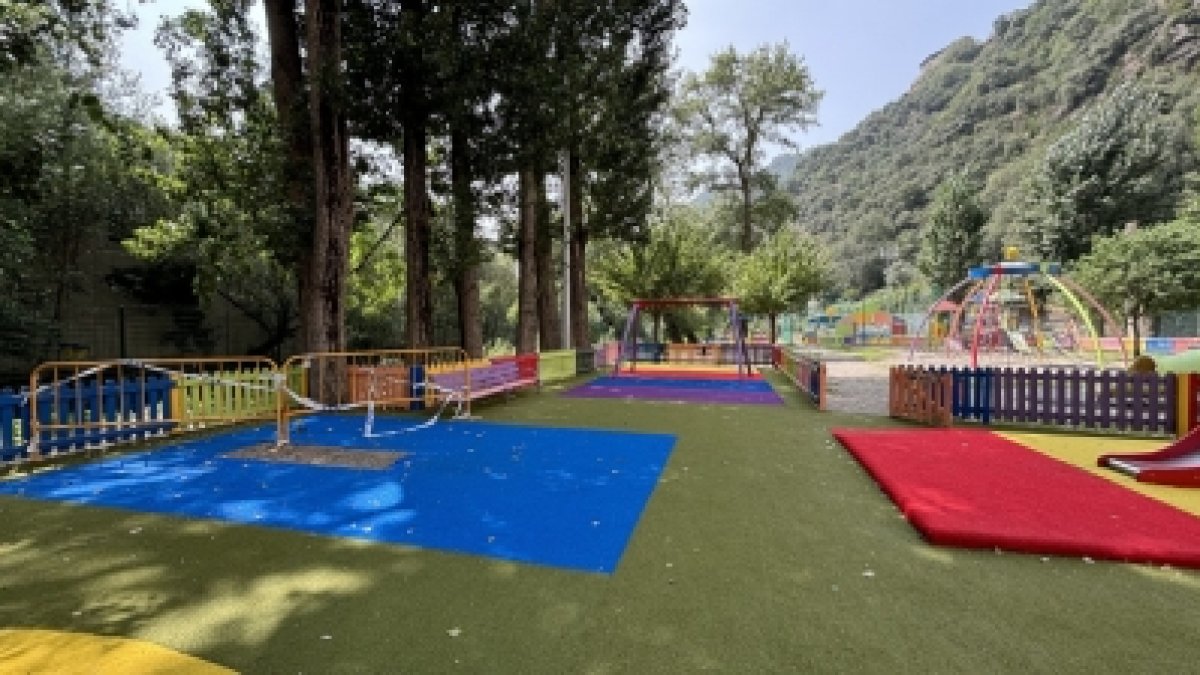 L'estat de les instal·lacions al parc infantil del Prat del Senzill de Sant Julià de Lòria.