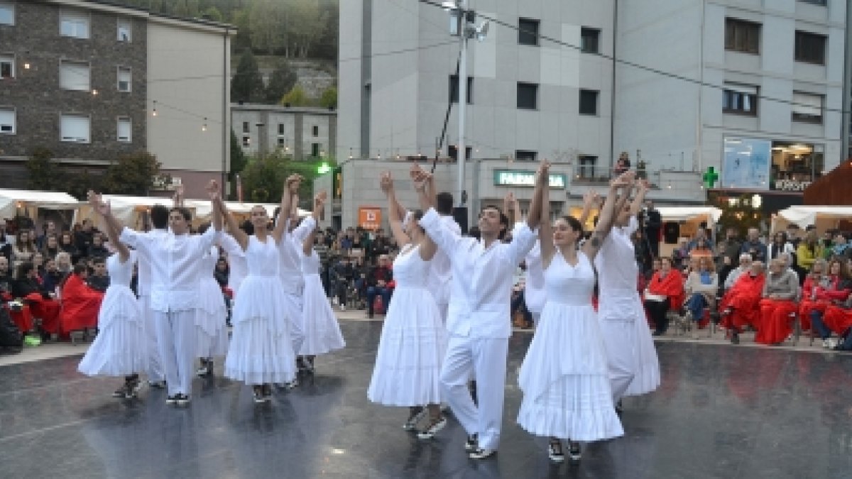 Actuació dels esbarts de Sant Romà, Valls del Nord i Esbart Santa Anna al Contradans.