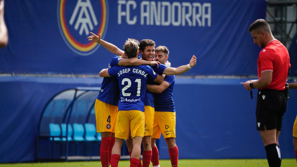 Els jugadors de l'FC Andorra celebren el segon gol