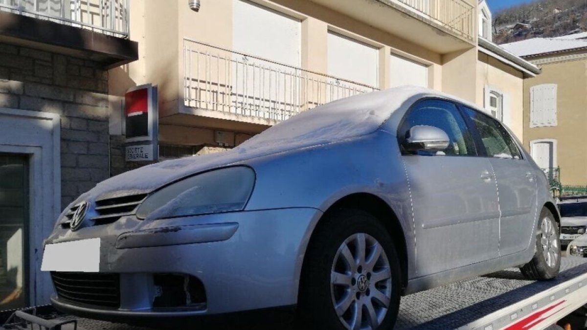 Un dels vehicles abandonats pels contrabandistes.