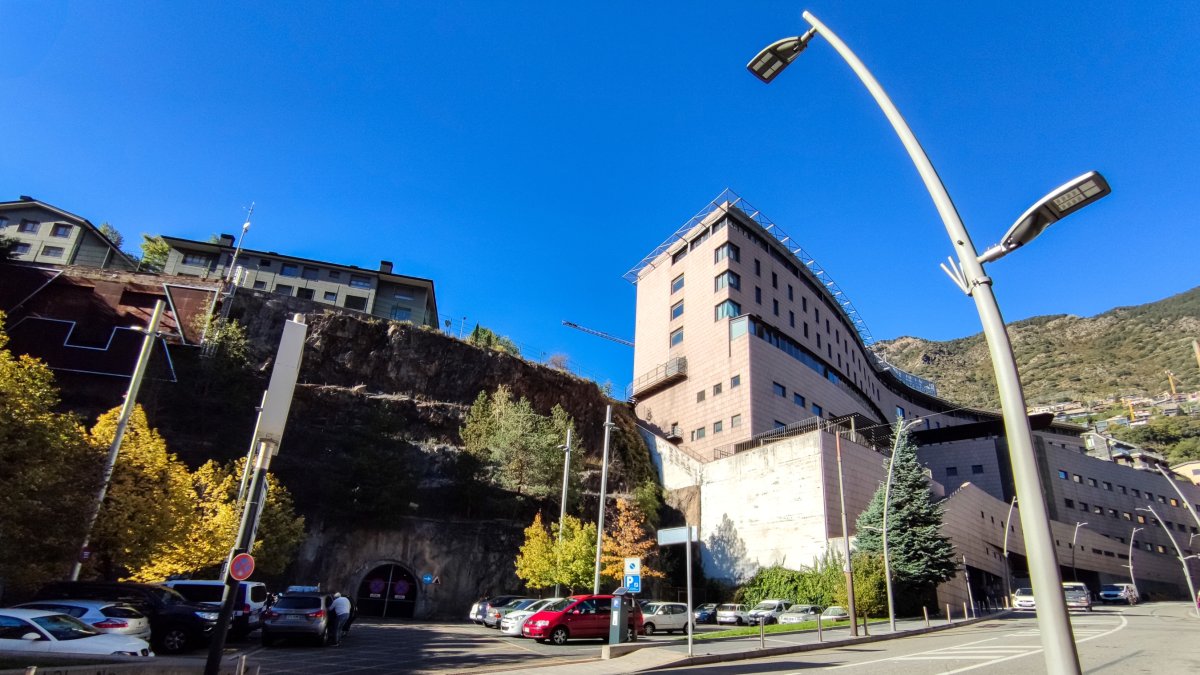 Aparcament sota el túnel del Pont Pla on s’aixecarà l’edifici d’ampliació de l’hospital.