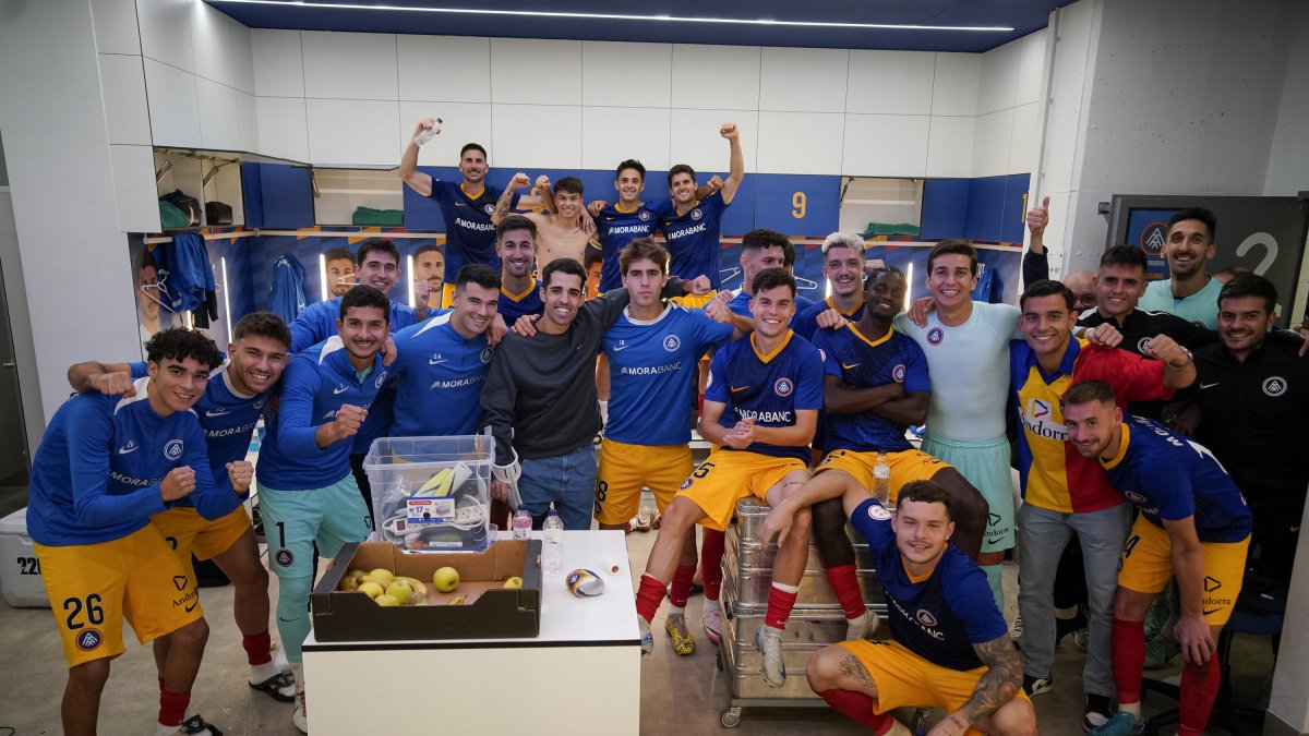 Els jugadors de l’FC Andorra celebren la victòria contra el Real Unión al vestidor, diumenge.