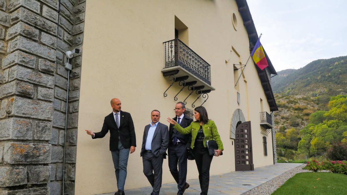 Signatura de l’acord, ahir a l’edifici de Ràdio Andorra.