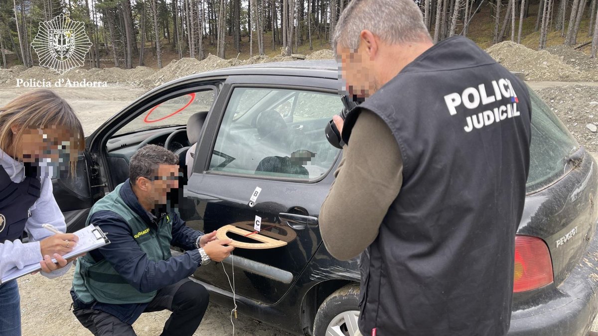 Agents de la guàrdia civil ensenyen tècniques d'investigació a la policia andorrana