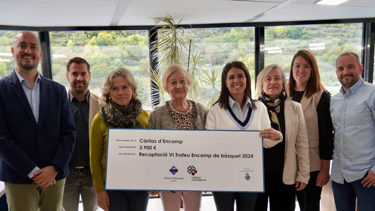 Entrega xec solidari d'Encamp a Càritas