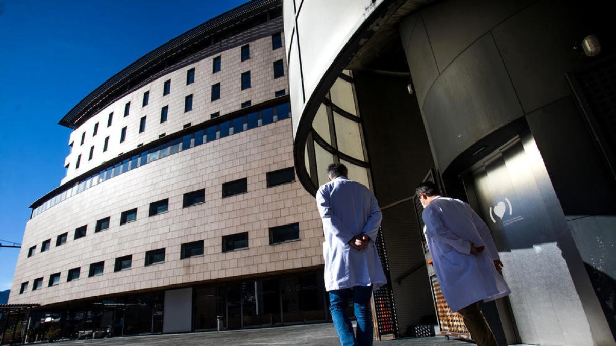 Uns professionals sanitaris a la terrassa de l’hospital.