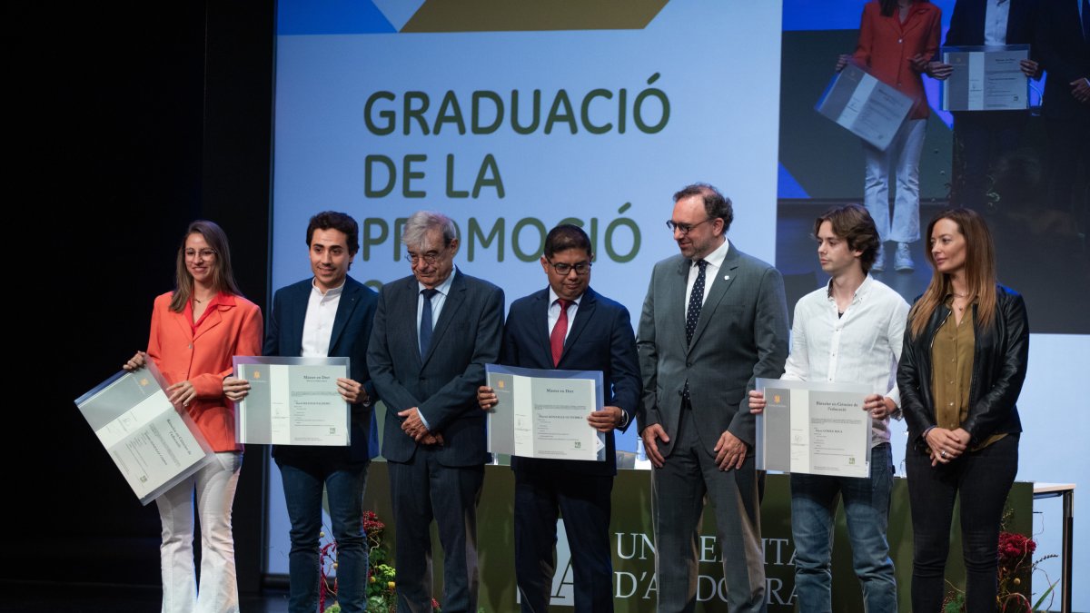 Els nous titulats de la Universitat d'Andorra reben els seus diplomes