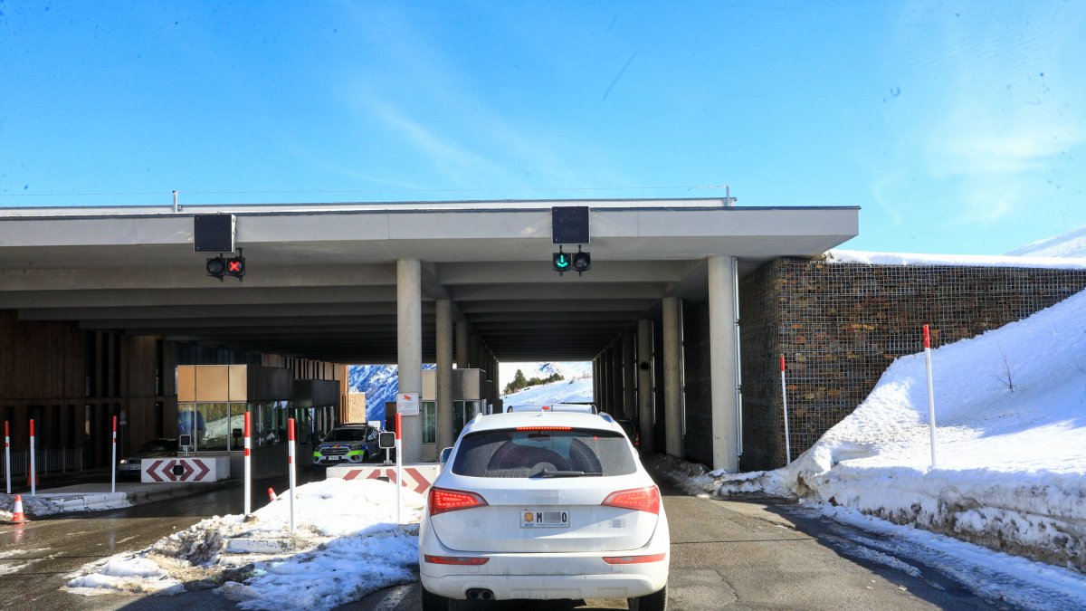 Un vehicle andorrà entrant a la frontera francesa.