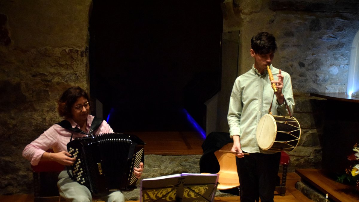 El Duet Daura tocant música tradicional dels Pirineus a l'església de Santa Coloma