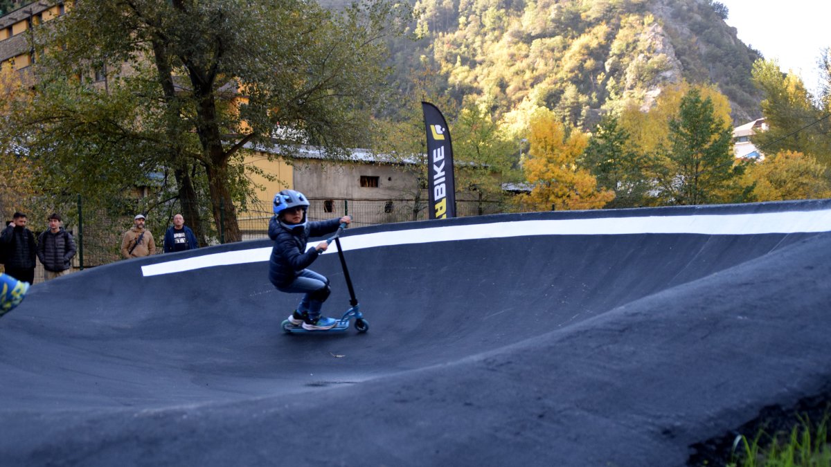 Un nen amb un patinet estranant el pump track