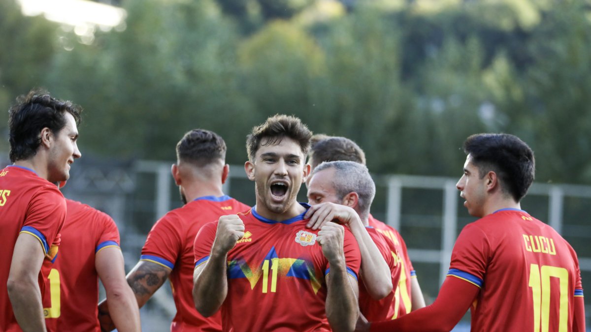 Berto celebra el primer gol.