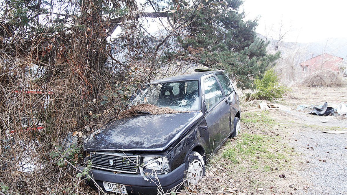 Un cotxe abandonat.