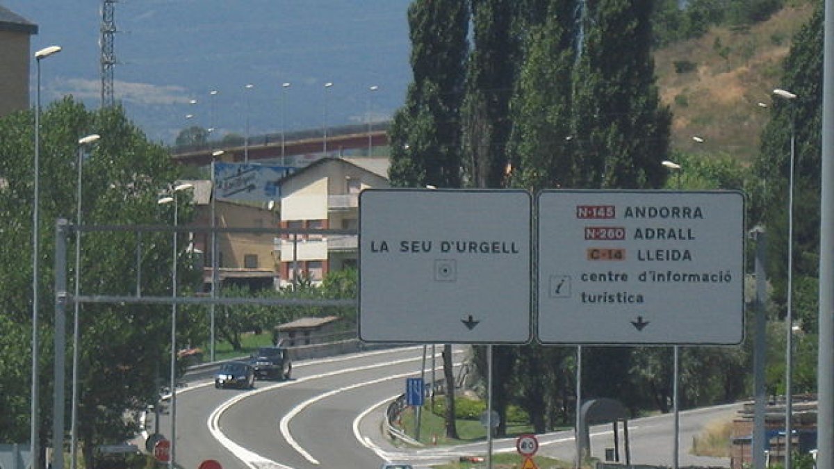 La carretera N-260 al seu pas per la Seu d’Urgell.